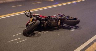 Moto rovesciata su strada