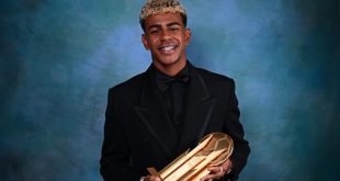 Lamin Yamal durante la cerimonia del Pallone d’Oro 2025, vincitore della Coppa Kopa