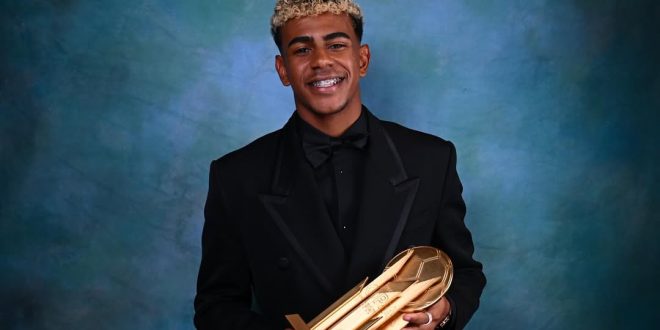 Lamin Yamal Coppa Kopa 2025, la notte di Parigi che parla di futuro 1 Lamin Yamal durante la cerimonia del Pallone d’Oro 2025, vincitore della Coppa Kopa