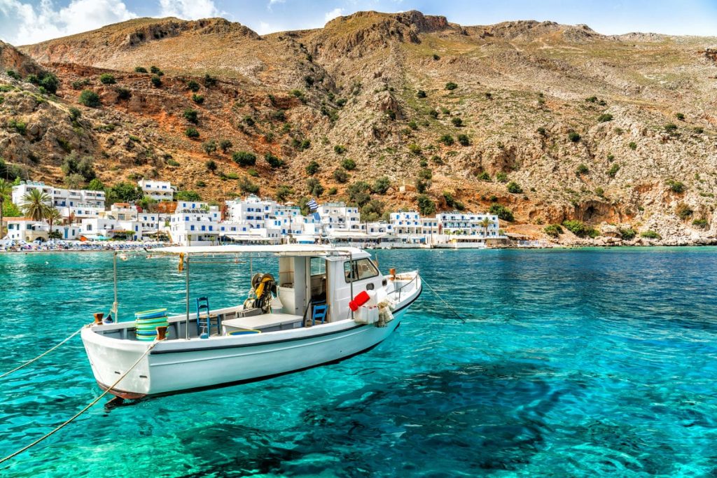 La spiaggia rosa di Elafonissi a Creta con mare cristallino, una delle più suggestive alternative alle Maldive in Europa.
