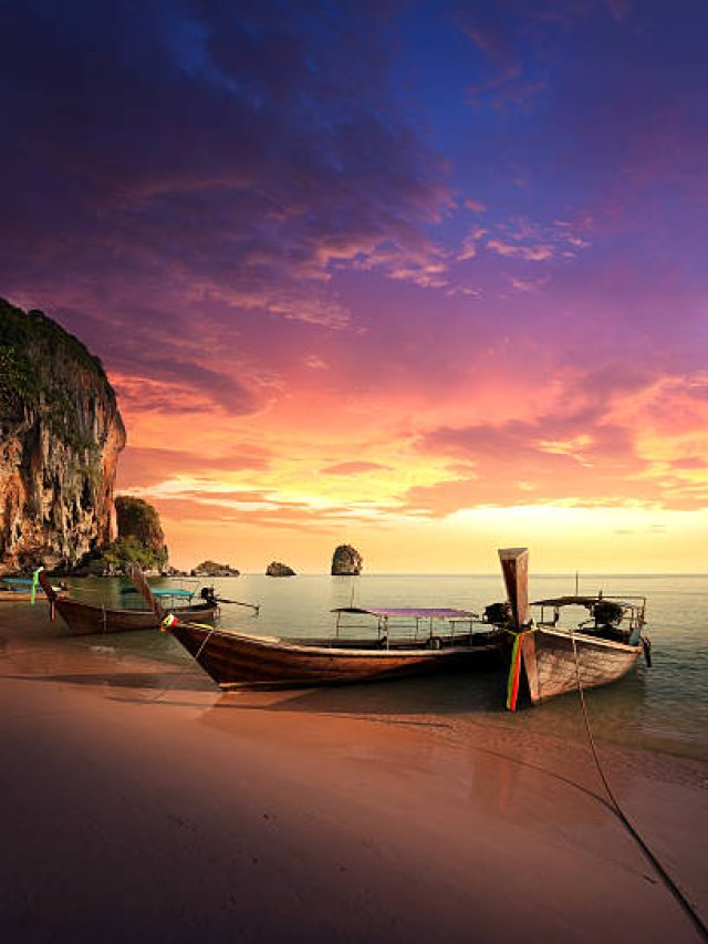 Vista notturna del YONA Floating Beach Club a Phuket