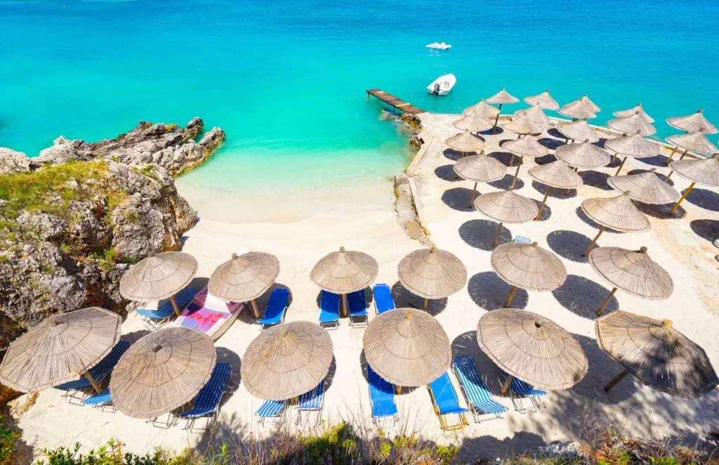 Spiaggia dell’Albanian Riviera con mare turchese e sabbia bianca, una delle migliori alternative alle Maldive vicino all’Italia.