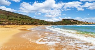 Blue Lagoon di Comino a Malta con acque turchesi e spiagge rocciose, una splendida alternativa alle Maldive vicino all’Italia.