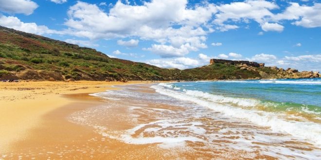 Alternative alle Maldive: le migliori mete europee a poche ore dall’Italia 1 Blue Lagoon di Comino a Malta con acque turchesi e spiagge rocciose, una splendida alternativa alle Maldive vicino all’Italia.