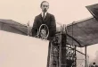 Alberto Santos-Dumont pilota la 14-bis nel primo volo ufficiale in Europa nel 1906 a Parigi