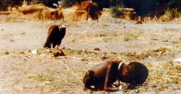 Bambino con avvoltoio: la foto che sconvolse il mondo e distrusse il suo autore 1 Bambino con avvoltoio in Sudan, foto di Kevin Carter vincitrice del Pulitzer 1994