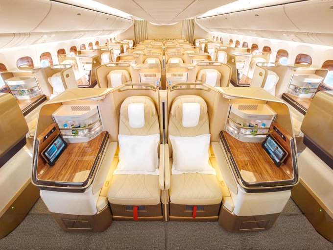 Emirates vs Ryanair: la battaglia sui social tra lusso e ironia 2 Interni della cabina business class Emirates, simbolo del lusso nel confronto Emirates vs Ryanair.