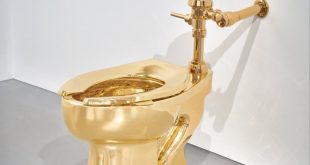 Il water d’oro da 10 milioni di dollari di Maurizio Cattelan esposto in mostra prima dell’asta di Sotheby’s a New York.