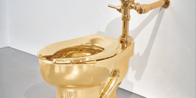 Il water d’oro da 10 milioni di dollari: l’opera di Maurizio Cattelan torna in asta (VIDEO) 1 Il water d’oro da 10 milioni di dollari di Maurizio Cattelan esposto in mostra prima dell’asta di Sotheby’s a New York.
