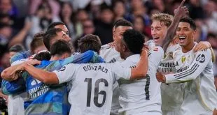 alt="Real Madrid batte Barcellona 2-1 nel Clasico 2025 con Mbappé e Bellingham protagonisti"