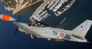 Sabaudia aereo militare precipitato nel Parco del Circeo, zona boscosa, con atmosfera drammatica