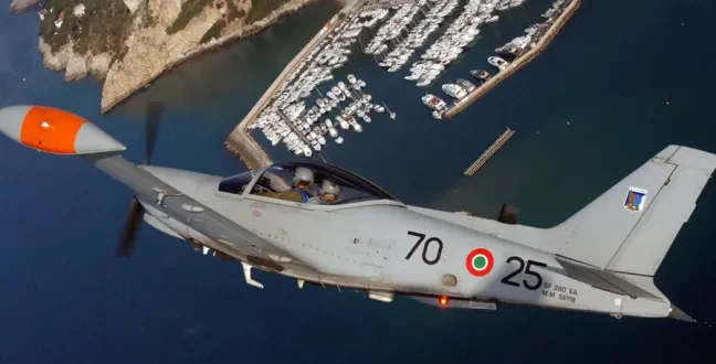 Sabaudia, aereo militare precipitato nel Parco del Circeo: morti 2 militari 1 Sabaudia aereo militare precipitato nel Parco del Circeo, zona boscosa, con atmosfera drammatica