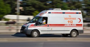 Terribile incidente in Turchia: auto si spezza in due, morto il conducente sul colpo