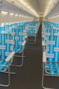 Emirates vs Ryanair: la battaglia sui social tra lusso e ironia 4 Passeggeri in piedi su un autobus, immagine ironica spesso associata ai voli low cost Ryanair nella battaglia sui social con Emirates.