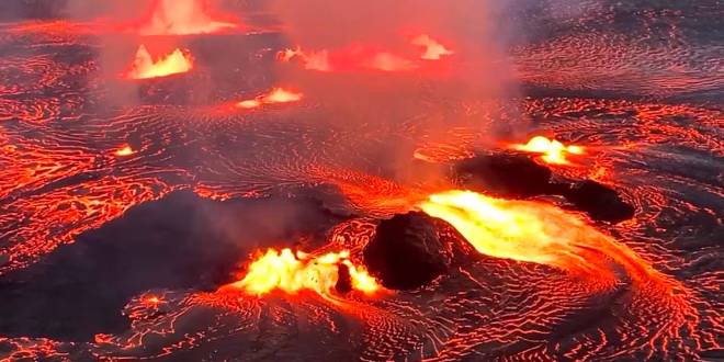 Fontane di lava durante il video dell’eruzione del vulcano Kilauea alle Hawaii, ottobre 2025