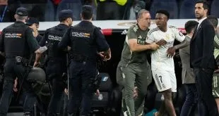 Vinícius tenta di colpire Lamine Yamal dopo Real Madrid-Barcellona 2-1 nel Clasico 2025