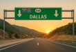 Strada americana che porta a Dallas, Texas, al tramonto