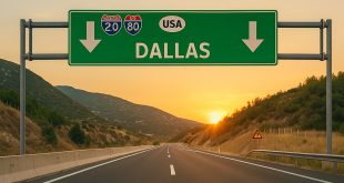 Strada americana che porta a Dallas, Texas, al tramonto